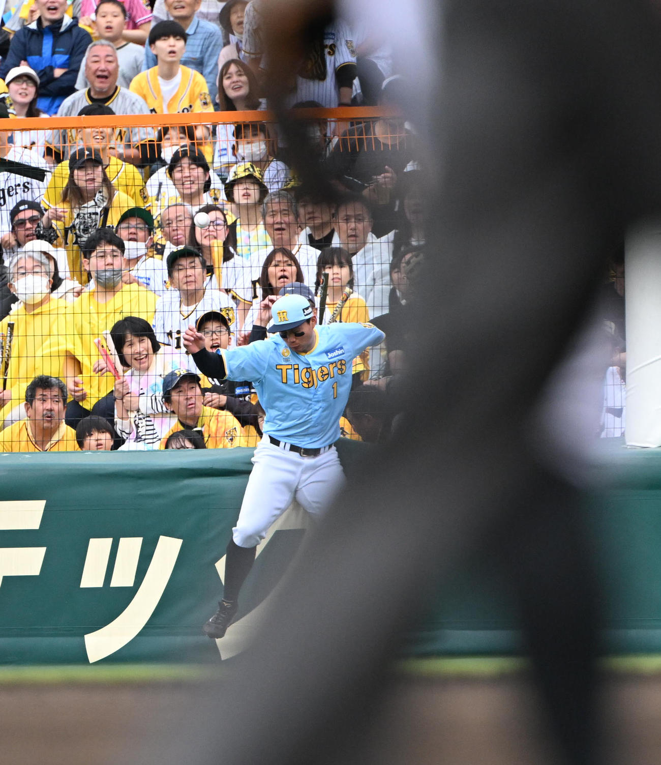 阪神対西武　8回表西武1死、山野辺の打球に飛びつく右翼手森下（撮影・和賀正仁）