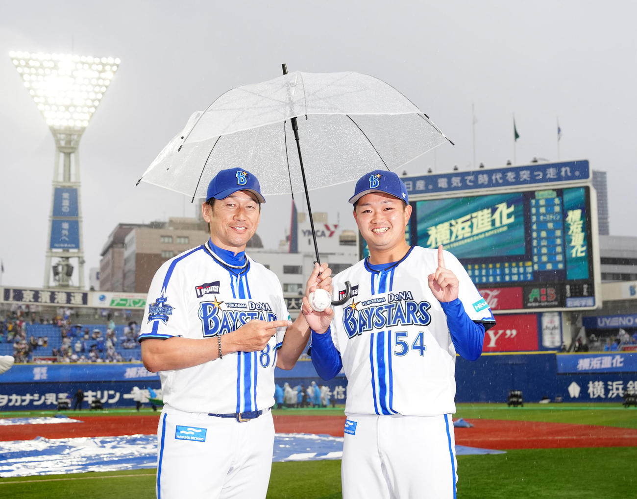 DeNA対ソフトバンク　プロ初勝利を挙げDeNA三浦監督（左）と写真に納まる石田裕（撮影・江口和貴）
