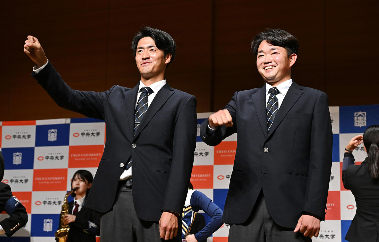 応援団からエールを送られる巨人からドラフト1位で指名された中大・西舘（左）とDeNAからドラフト5位で指名された石田（2023年10月撮影）