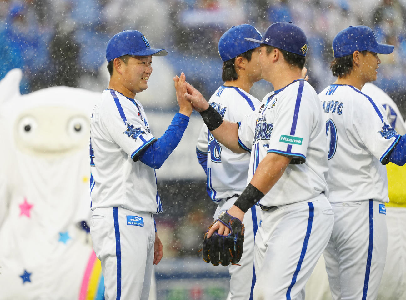 DeNA対ソフトバンク　試合後、DeNA牧とタッチを交わす石田裕（左端）（撮影・江口和貴）