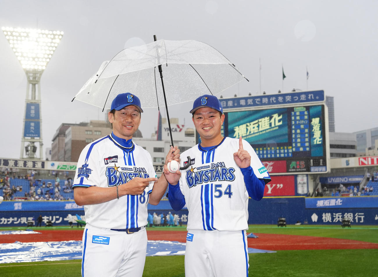 DeNA対ソフトバンク　プロ初勝利を挙げDeNA三浦監督（左）と写真に納まる石田裕（撮影・江口和貴）