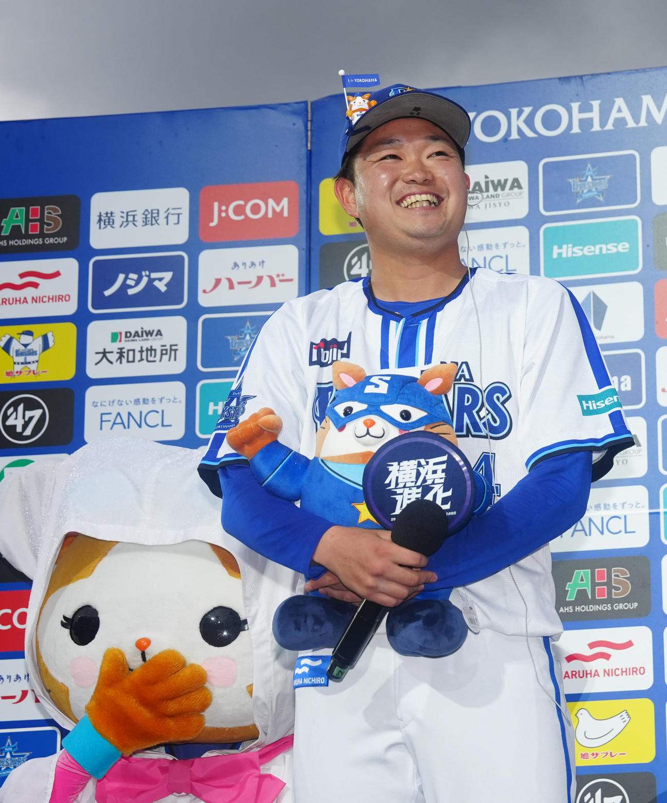 DeNA対ソフトバンク　試合後、お立ち台に上がるDeNA石田裕（撮影・江口和貴）