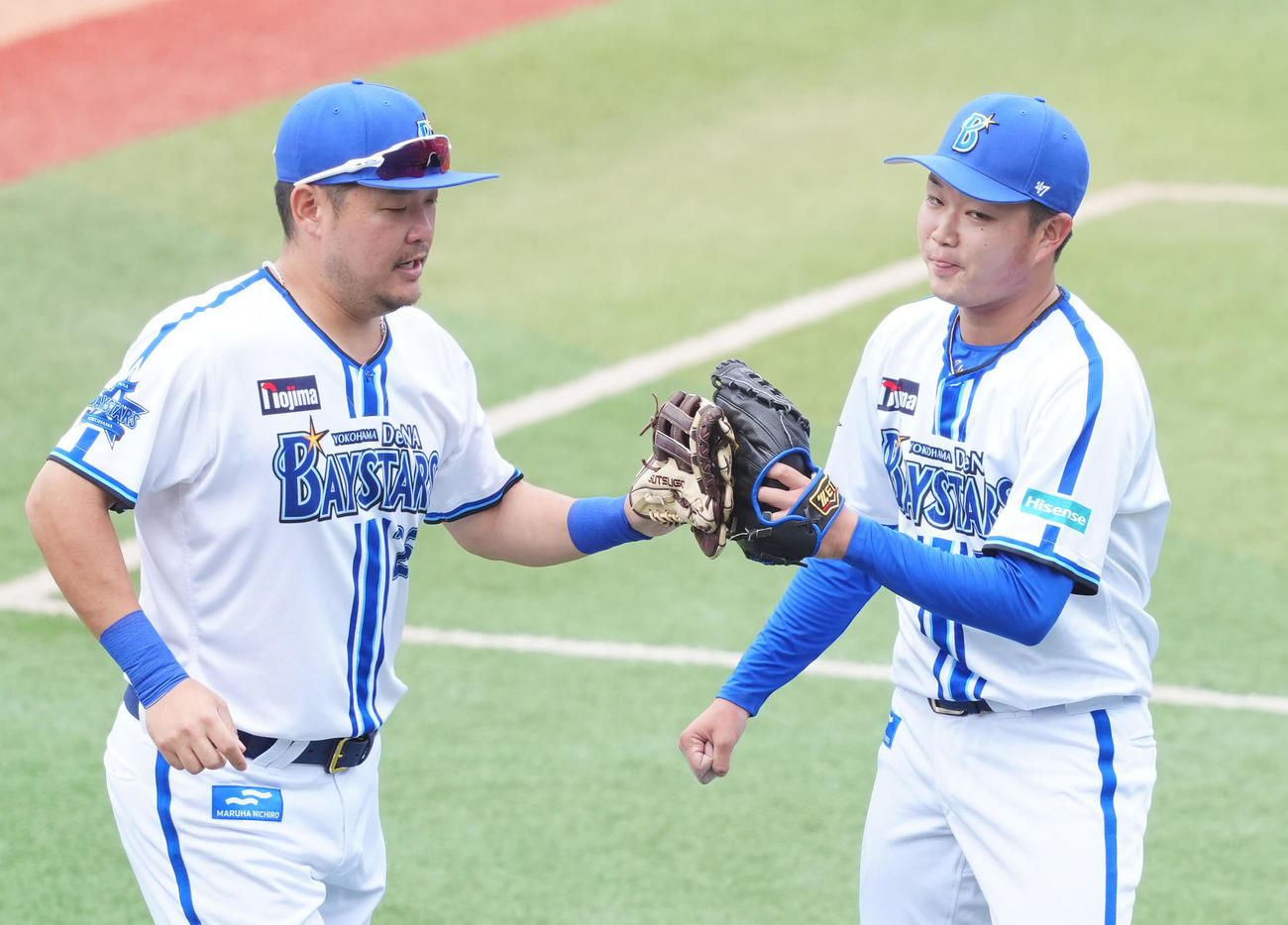 DeNA対ソフトバンク　1回表終了後、DeNA筒香（左）とタッチを交わす先発の石田裕（撮影・江口和貴）