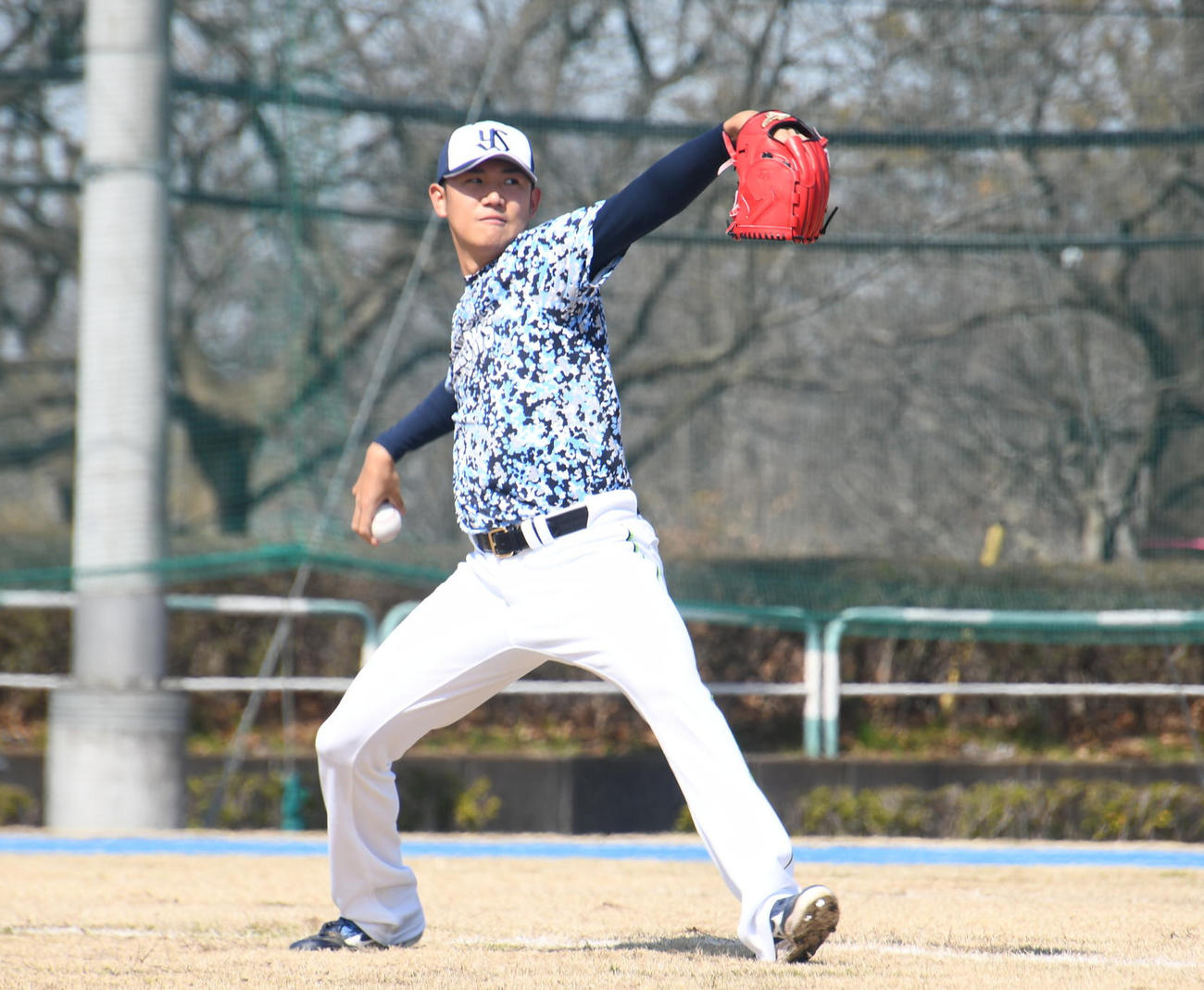 キャッチボールをするヤクルト奥川恭伸（2024年3月撮影）