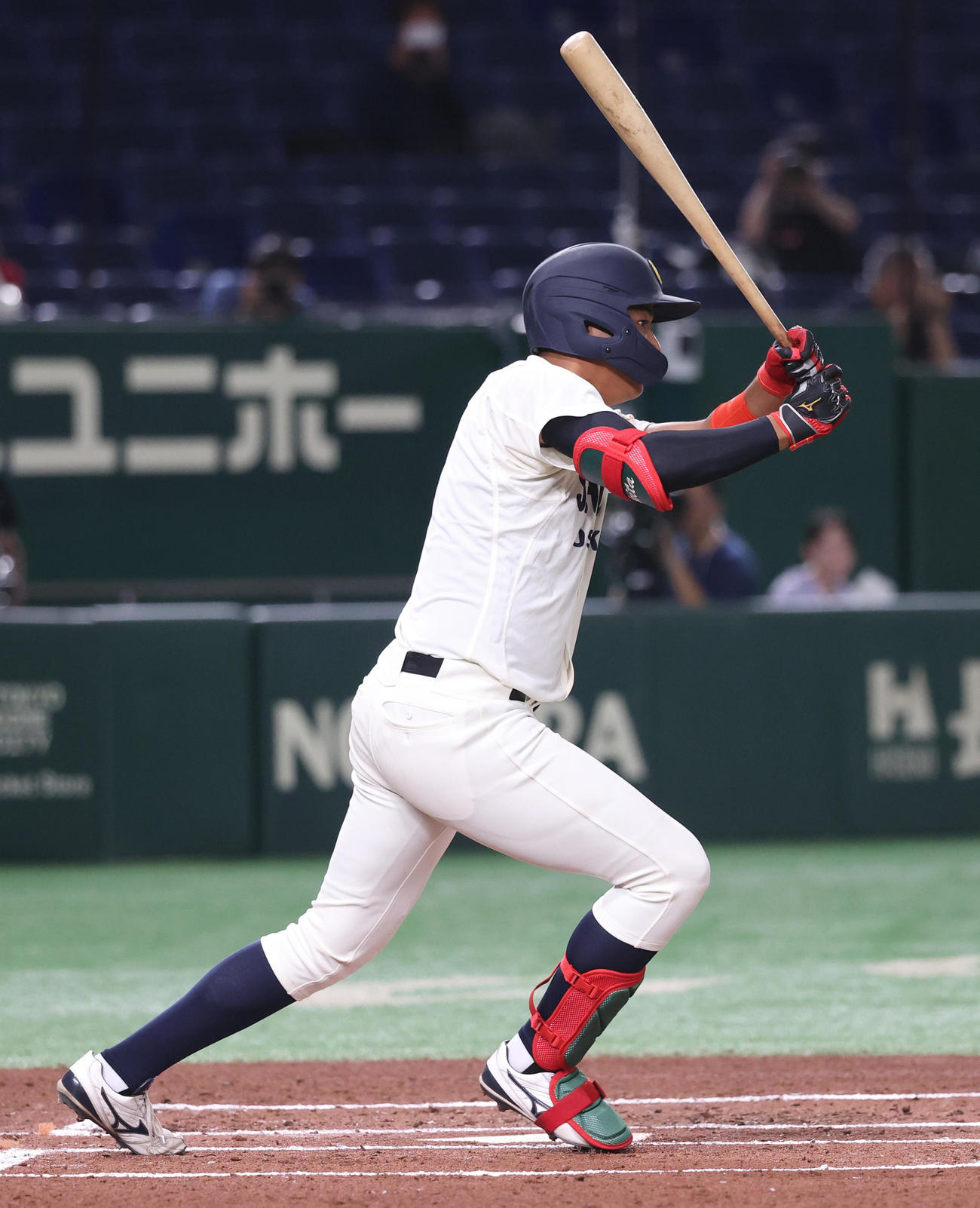 中央学院大対大商大　1回裏大商大2死一、二塁、真鍋は右前に適時打を放つ（撮影・柴田隆二）