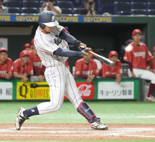 四国学院大対佛教大 3回裏佛教大1死三塁、岡野は左越えに2点本塁打を放つ(撮影・小沢裕)