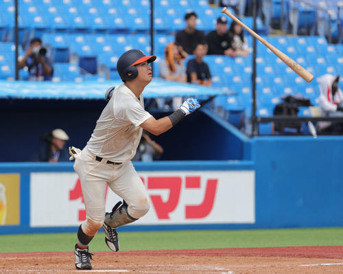 福井工大対桐蔭横浜大 4回表福井工大1死一塁、右越え2点本塁打を放つ大西(撮影・野上伸悟)