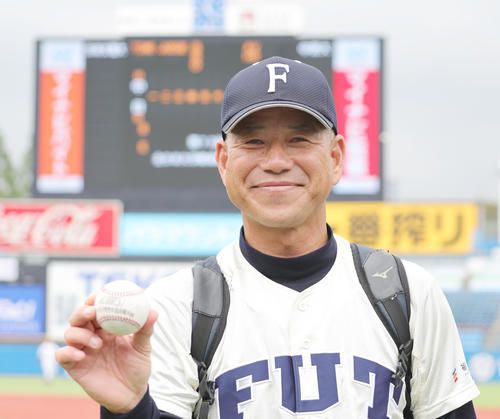 福井工大対桐蔭横浜大 ウイニングボールを手に笑顔を見せる福井工大・町田監督(撮影・野上伸悟)