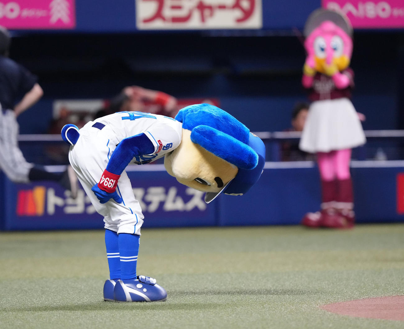 8日、中日対楽天　試合前、グラウンドに姿を見せ深々とおじぎをするドアラ