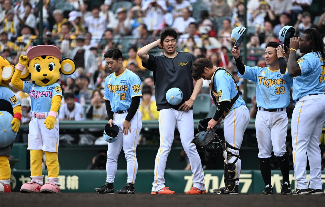 阪神対西武　西武に勝利しファンに帽子を取ってあいさつする才木（中央）（撮影・和賀正仁）