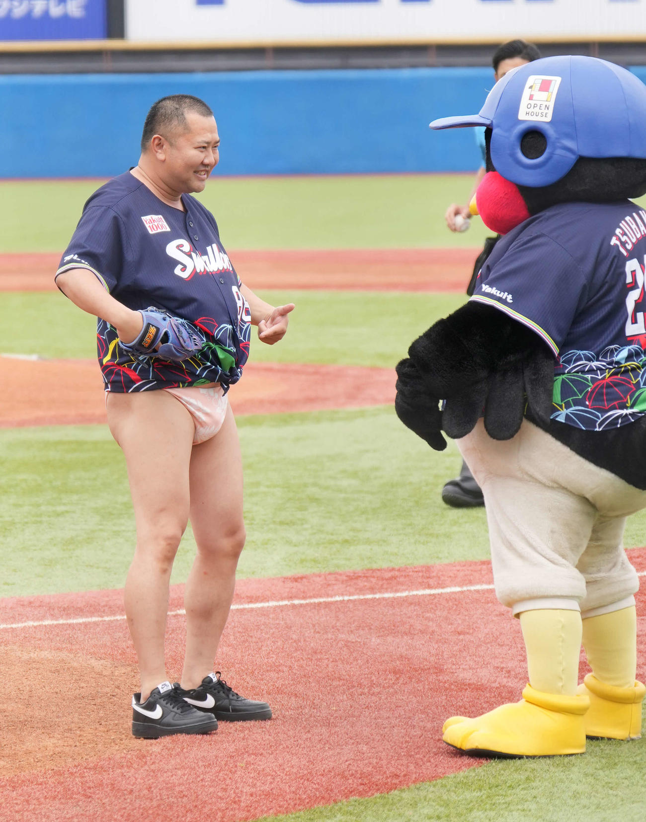 ヤクルト対日本ハム　とにかく明るい安村はパンツ姿で始球式に臨む（撮影・小沢裕）
