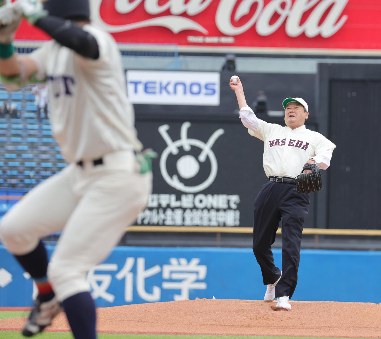福井工大対桐蔭横浜大　始球式を行う、第23回大会優勝の早大OB小橋英明氏（撮影・野上伸悟）