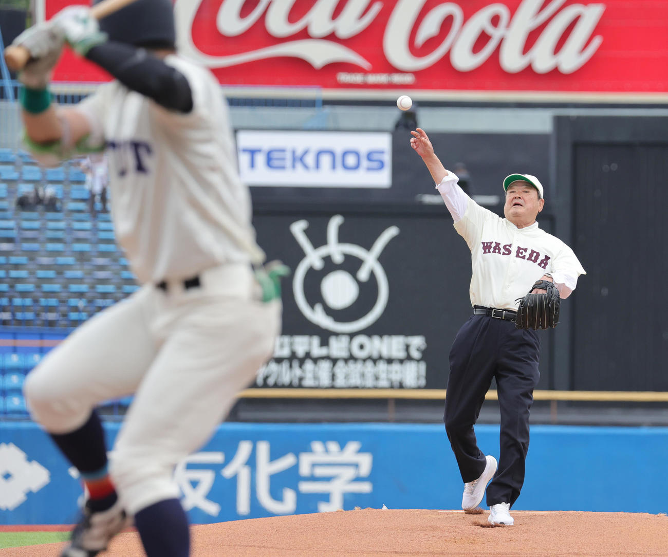 福井工大対桐蔭横浜大　始球式を行う、第23回大会優勝の早大OB小橋英明氏（撮影・野上伸悟）