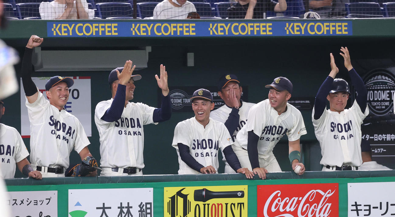 中央学院大対大商大　　1回裏大商大2死一、二塁、真鍋の右前適時打に喜ぶ大商大ナイン（撮影・柴田隆二）