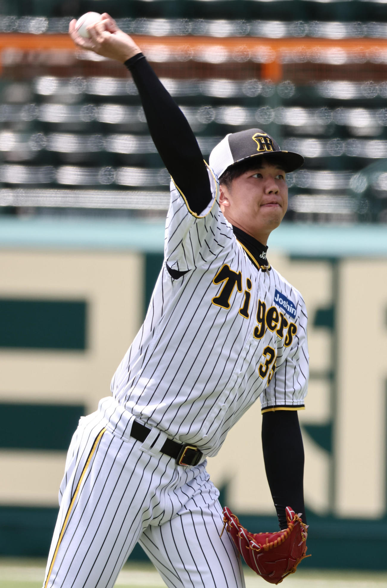 前日に勝利投手の阪神才木はキャッチボールで調整（撮影・西尾就之）