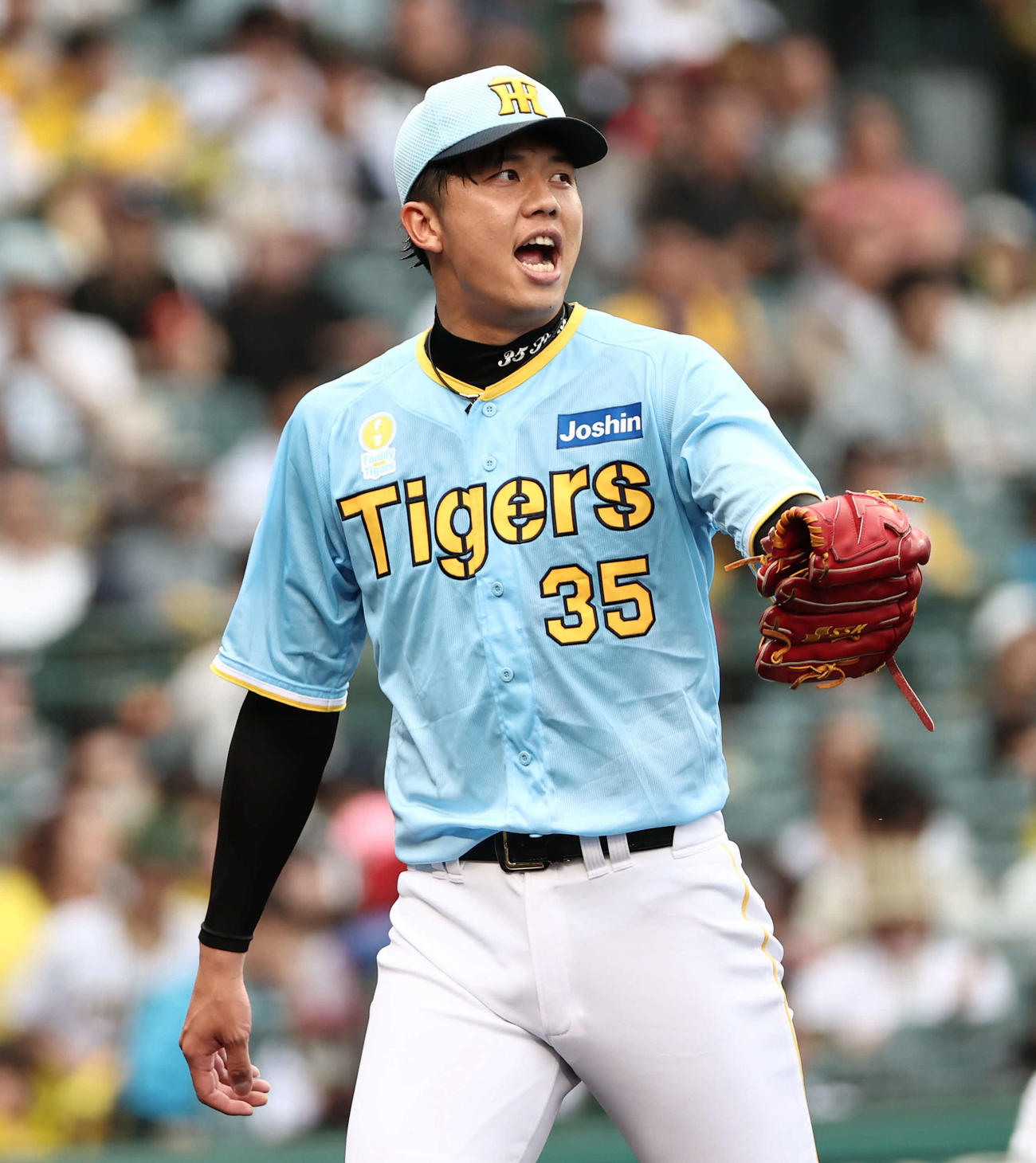 阪神対西武　4回を無失点で終えた才木は野手に声をかけながらベンチに戻る（撮影・西尾就之）