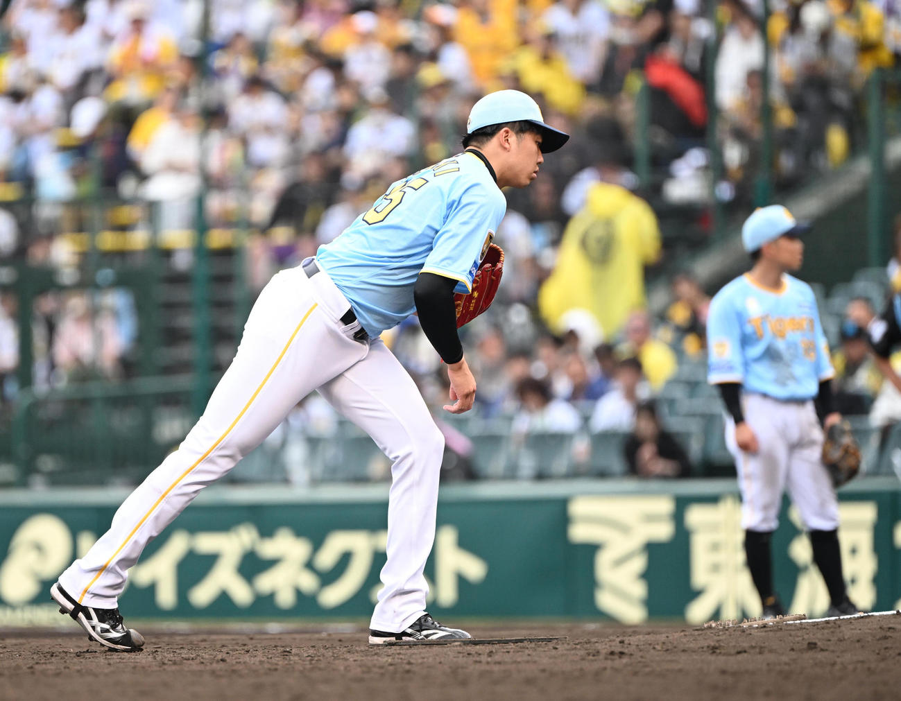 阪神対西武　8回表西武無死、源田との対戦途中、足を伸ばす才木（撮影・和賀正仁）