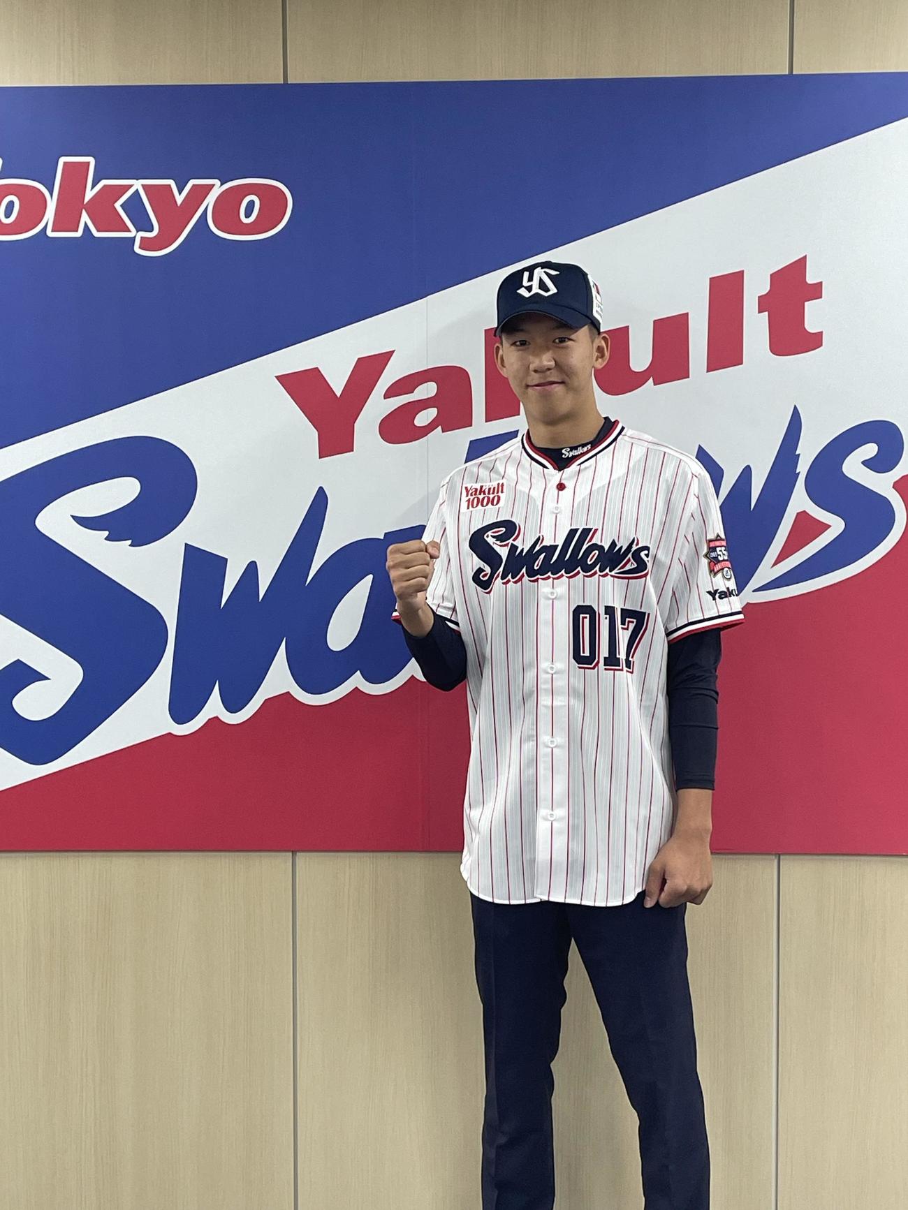 入団会見に臨んだヤクルトの23年ドラフトで育成1位の台湾・鶯歌工商（いんぐこうしょう）高橋翔聖投手