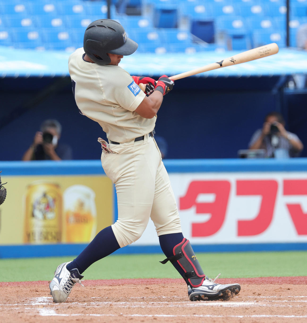 福井工大対桐蔭横浜大　6回裏桐蔭横浜大2死一、二塁、適時打を放つ加田（撮影・野上伸悟）