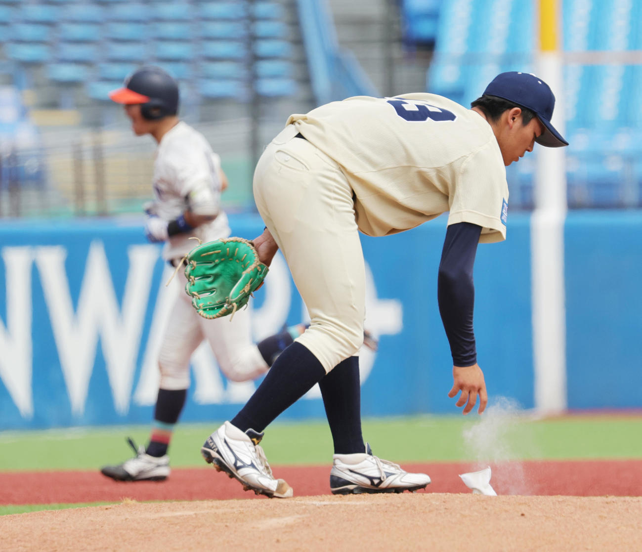 福井工大対桐蔭横浜大　4回表福井工大1死一塁、大西良来（後方）に本塁打を許す高田（撮影・野上伸悟）
