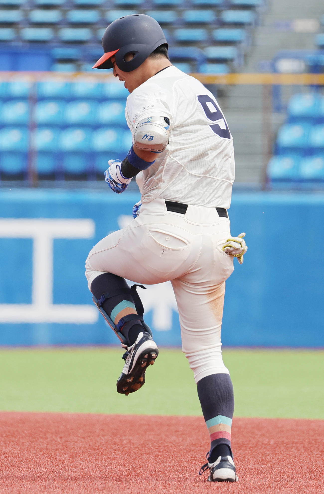 福井工大対桐蔭横浜大　4回表福井工大1死一塁、右越え2点本塁打を放ち喜ぶ大西（撮影・野上伸悟）