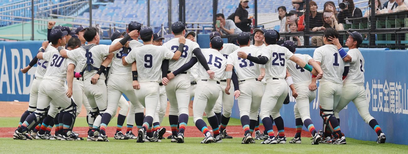 福井工大対桐蔭横浜大　試合前に輪になって声を出す福井工大の選手たち（撮影・野上伸悟）