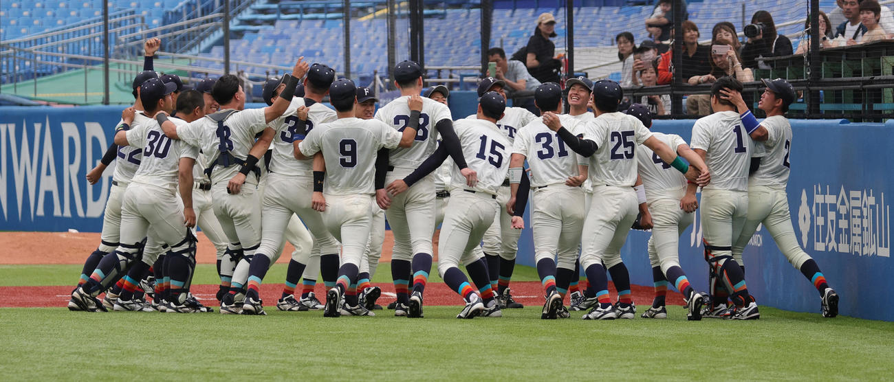 福井工大対桐蔭横浜大　試合前に輪になって声を出す福井工大の選手たち（撮影・野上伸悟）