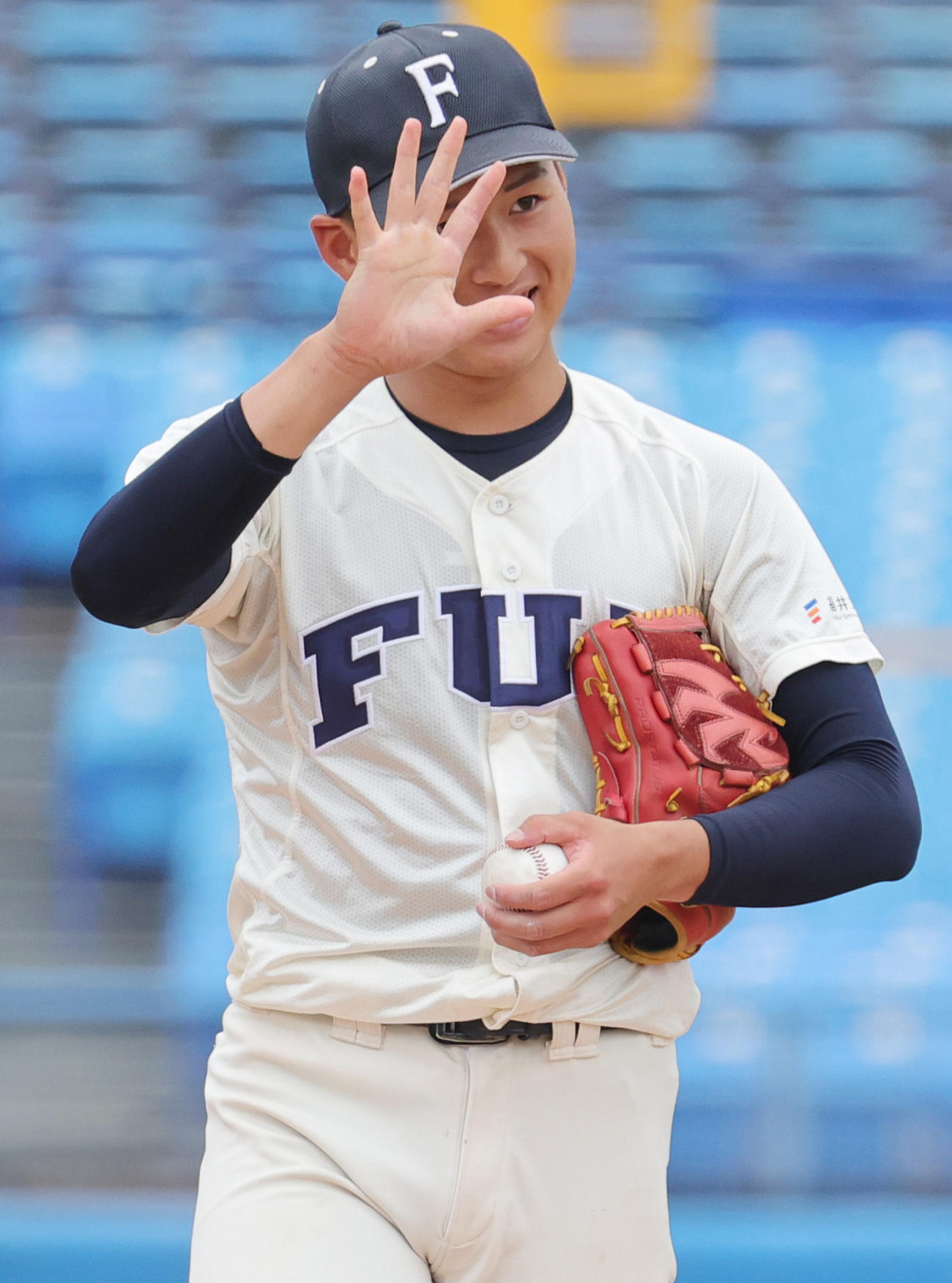 笑顔を見せる福井工大先発の三木（撮影・野上伸悟）
