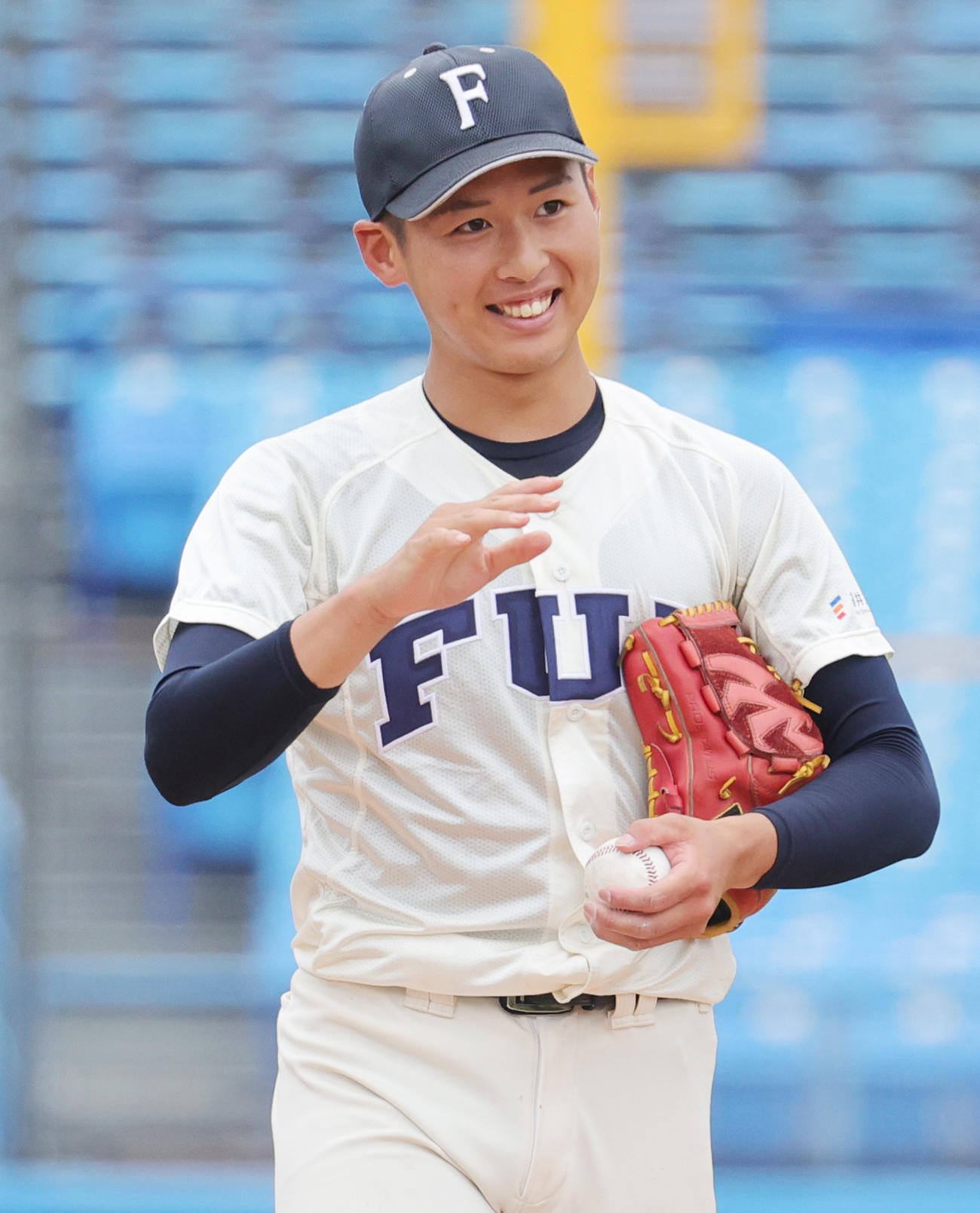 笑顔を見せる福井工大先発の三木（撮影・野上伸悟）