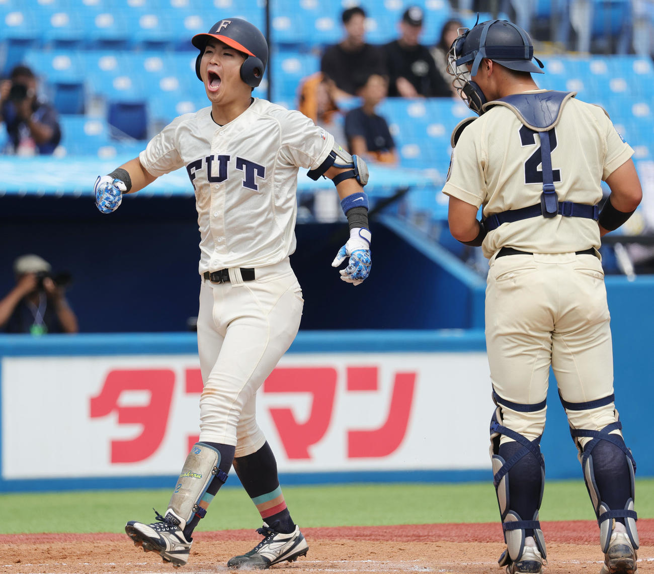 福井工大対桐蔭横浜大　4回表福井工大1死一塁、右越え2点本塁打を放ち喜ぶ大西（撮影・野上伸悟）