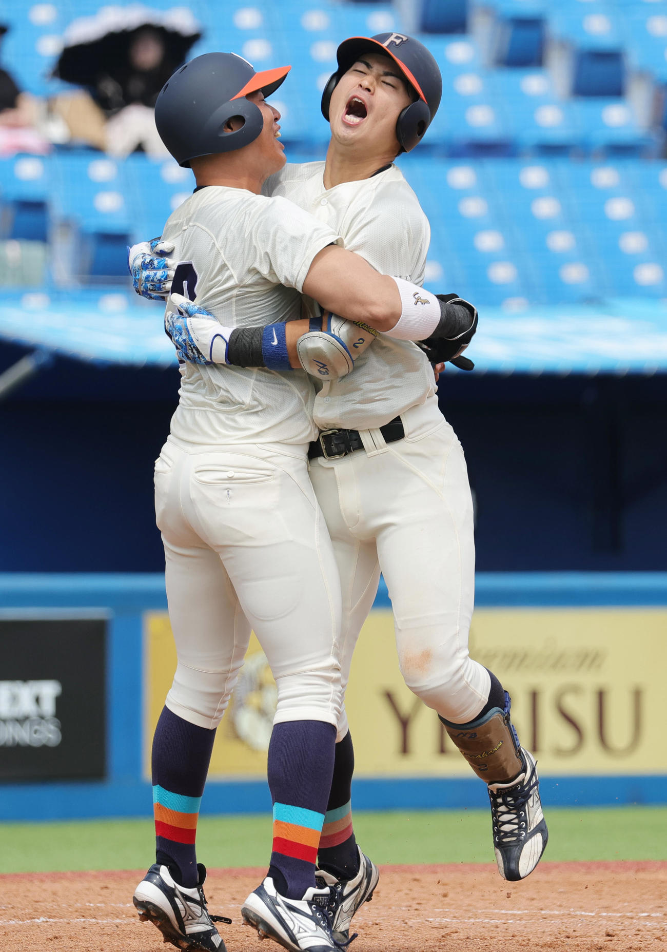 福井工大対桐蔭横浜大　4回表福井工大1死一塁、右越え2点本塁打を放ち喜ぶ大西（撮影・野上伸悟）