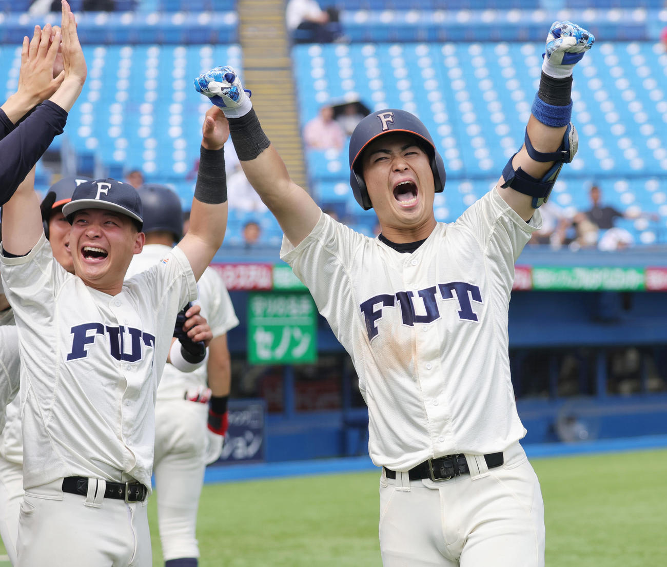 福井工大対桐蔭横浜大　4回表福井工大1死一塁、右越え2点本塁打を放ち喜ぶ大西（撮影・野上伸悟）