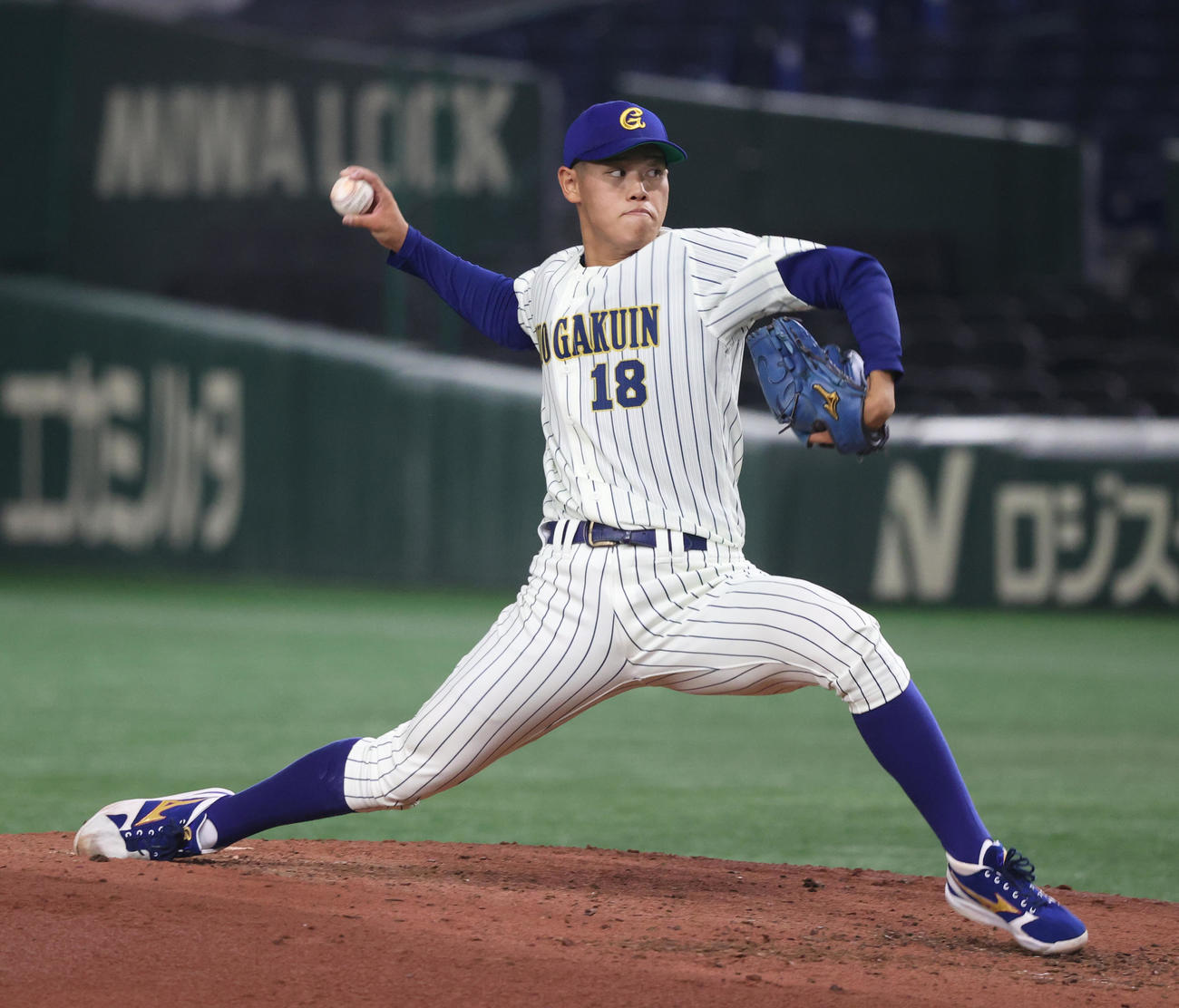 中央学院大対大商大　好投する中央学院大・清水（撮影・柴田隆二）