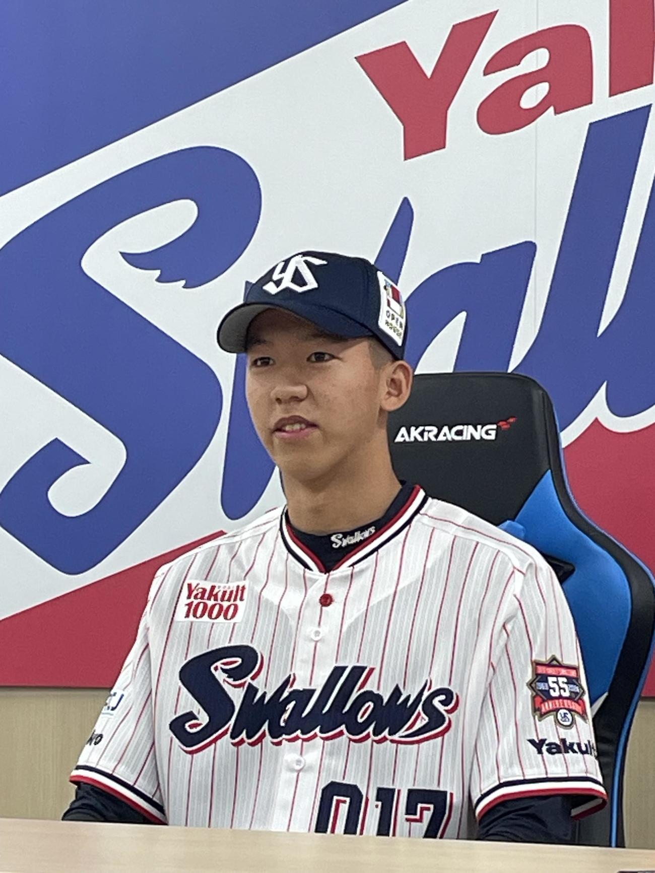 入団会見に臨んだヤクルトの23年ドラフトで育成1位の台湾・鶯歌工商（いんぐこうしょう）高橋翔聖投手