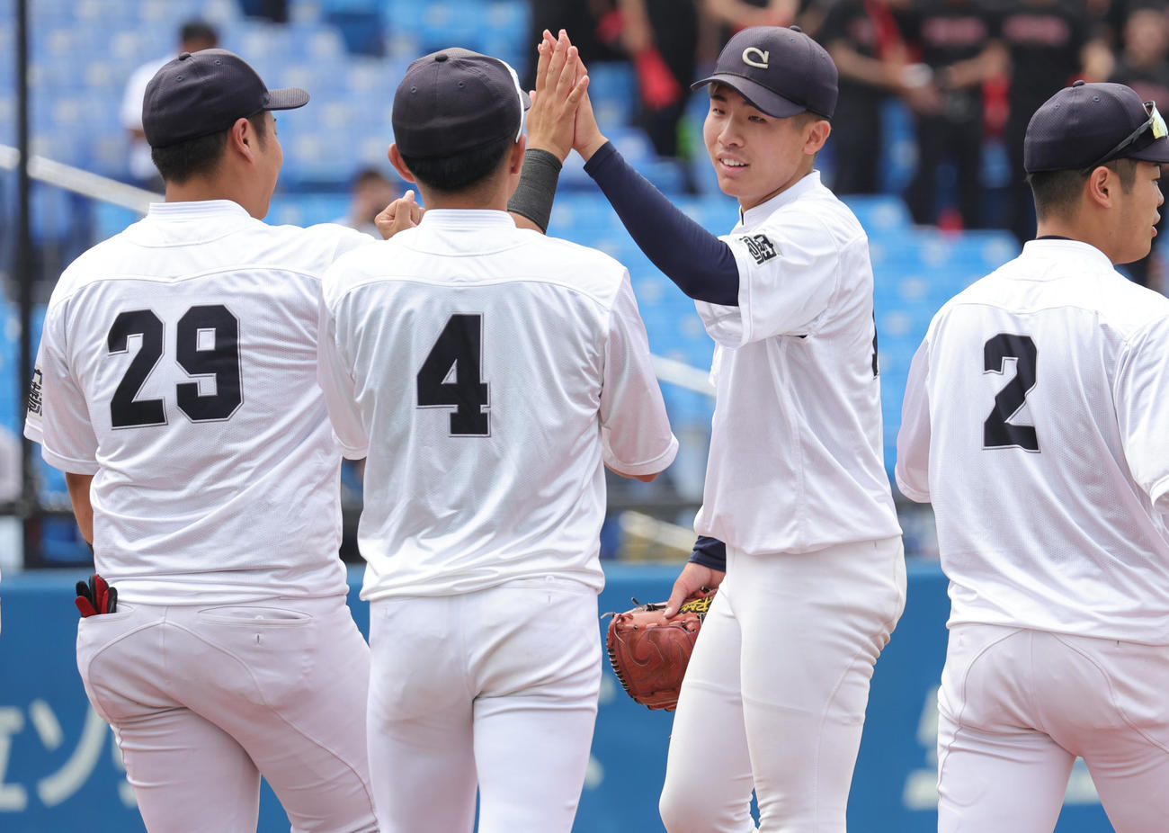 中京大対日本文理大　完封勝利を挙げ仲間と喜びあう中京大・高木（撮影・野上伸悟）