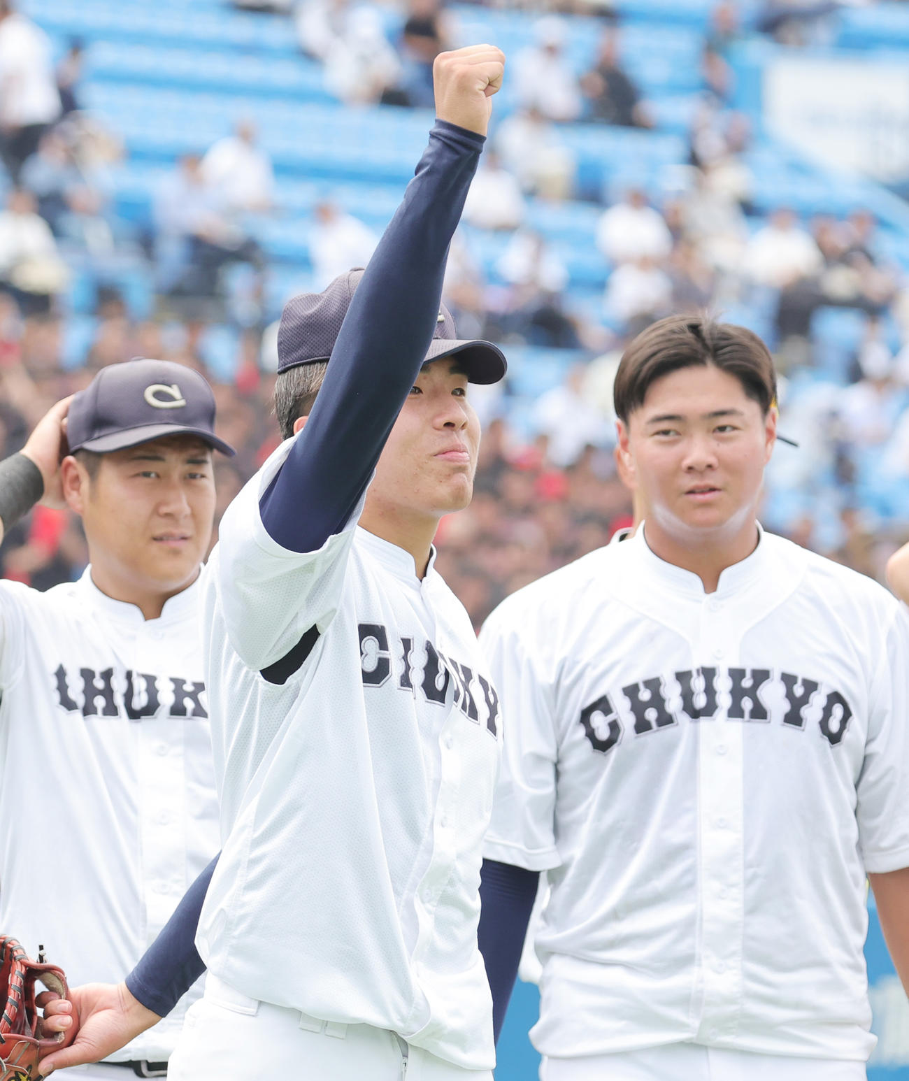 中京大対日本文理大　完封勝利を挙げ応援席に向かってガッツポーズの中京大・高木（撮影・野上伸悟）
