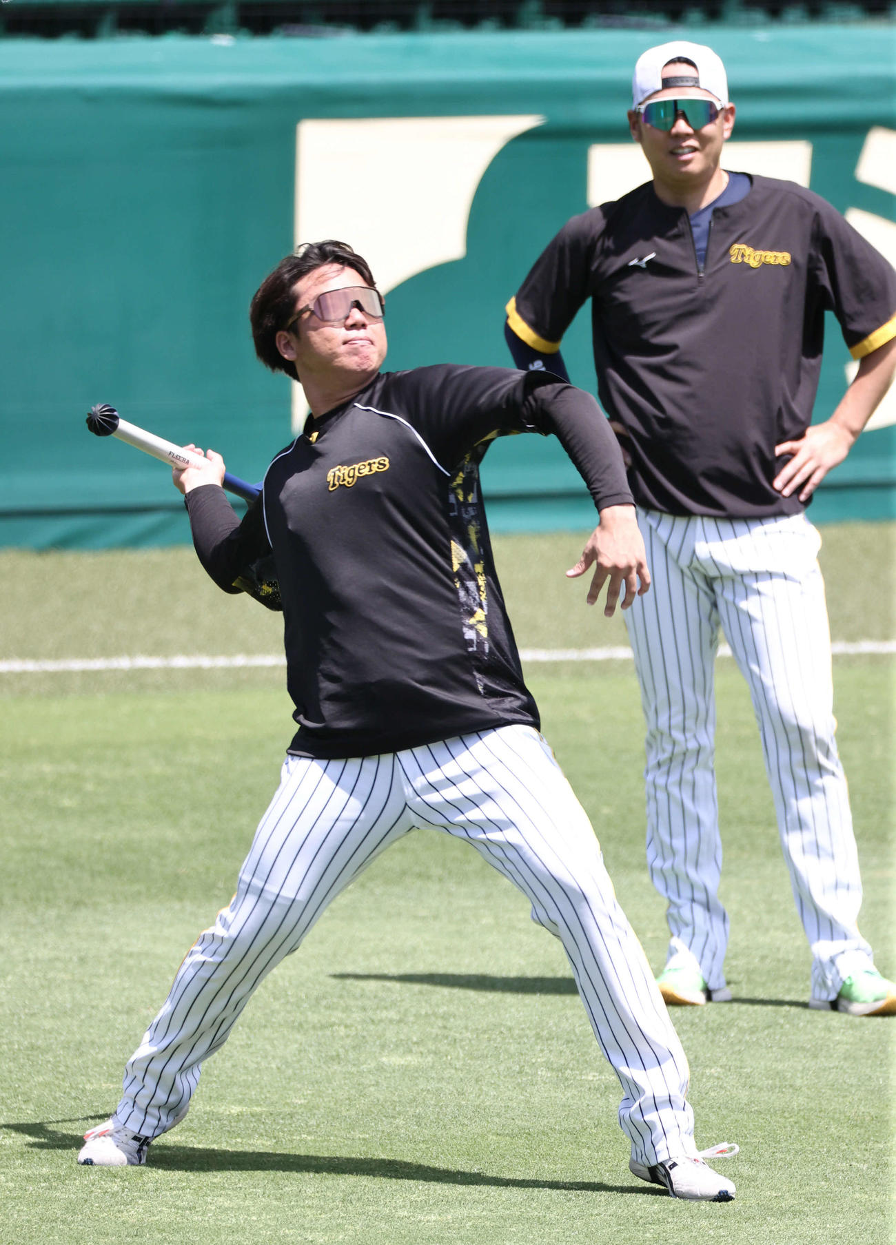 阪神村上頌樹（左）は大竹耕太郎が持ち込んだやりを投げる。右は西勇輝（撮影・西尾就之）