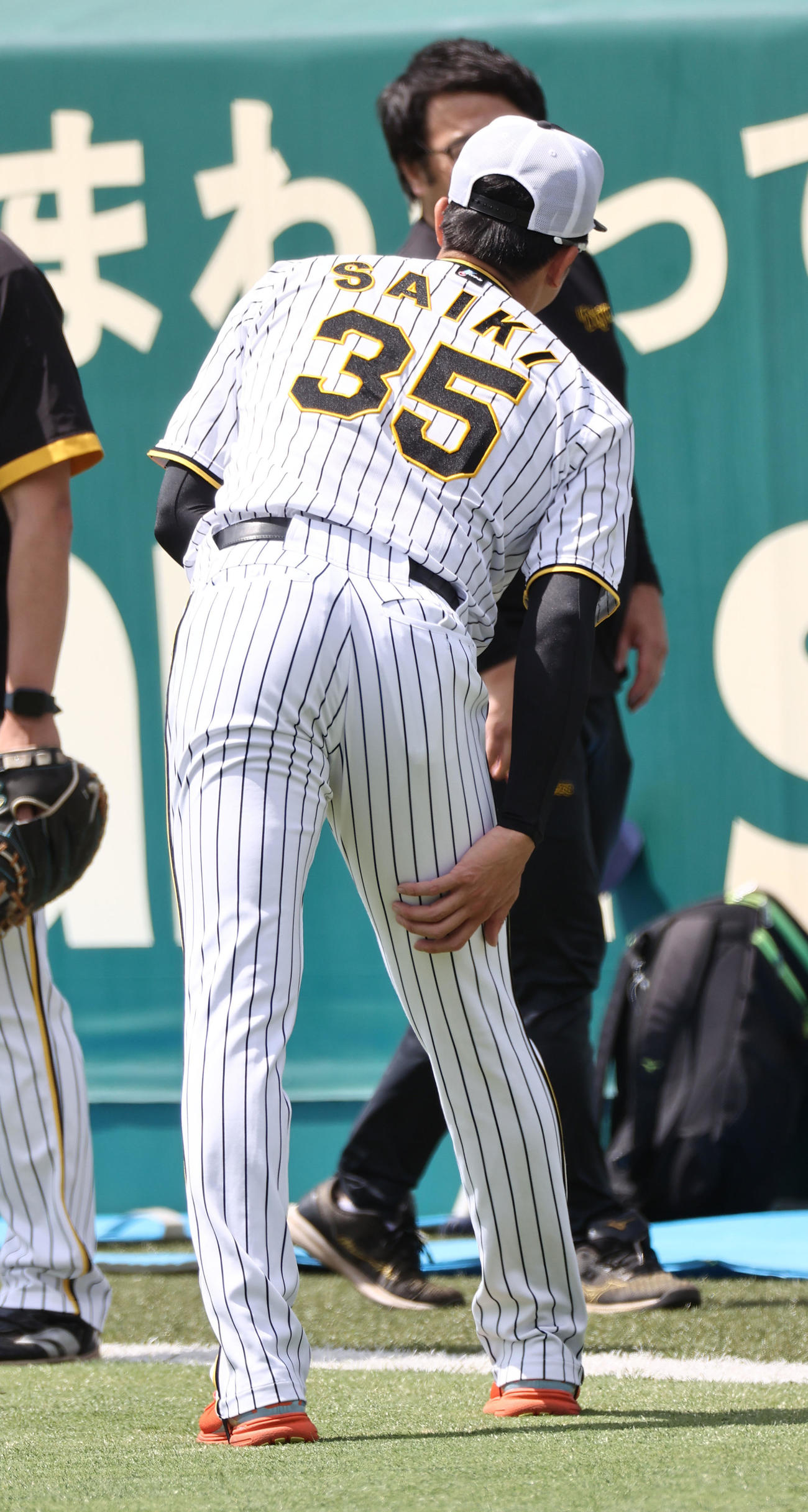 前日に勝利投手の阪神才木は右太ももの裏を気にするそぶりを見せる（撮影・西尾就之）