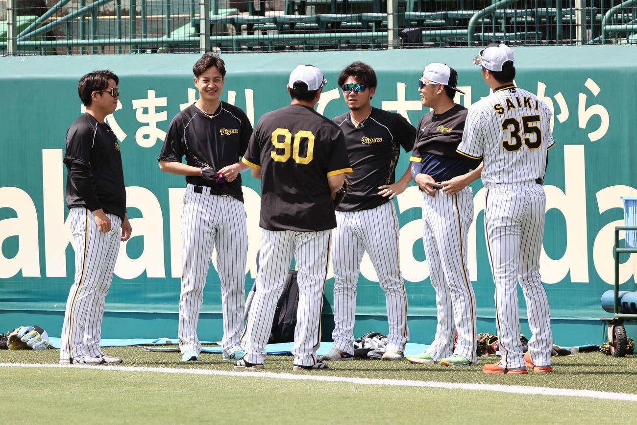 阪神の投手指名練習に参加した（左から）村上、大竹（1人おいて）伊藤将、西勇、才木（撮影・西尾就之）