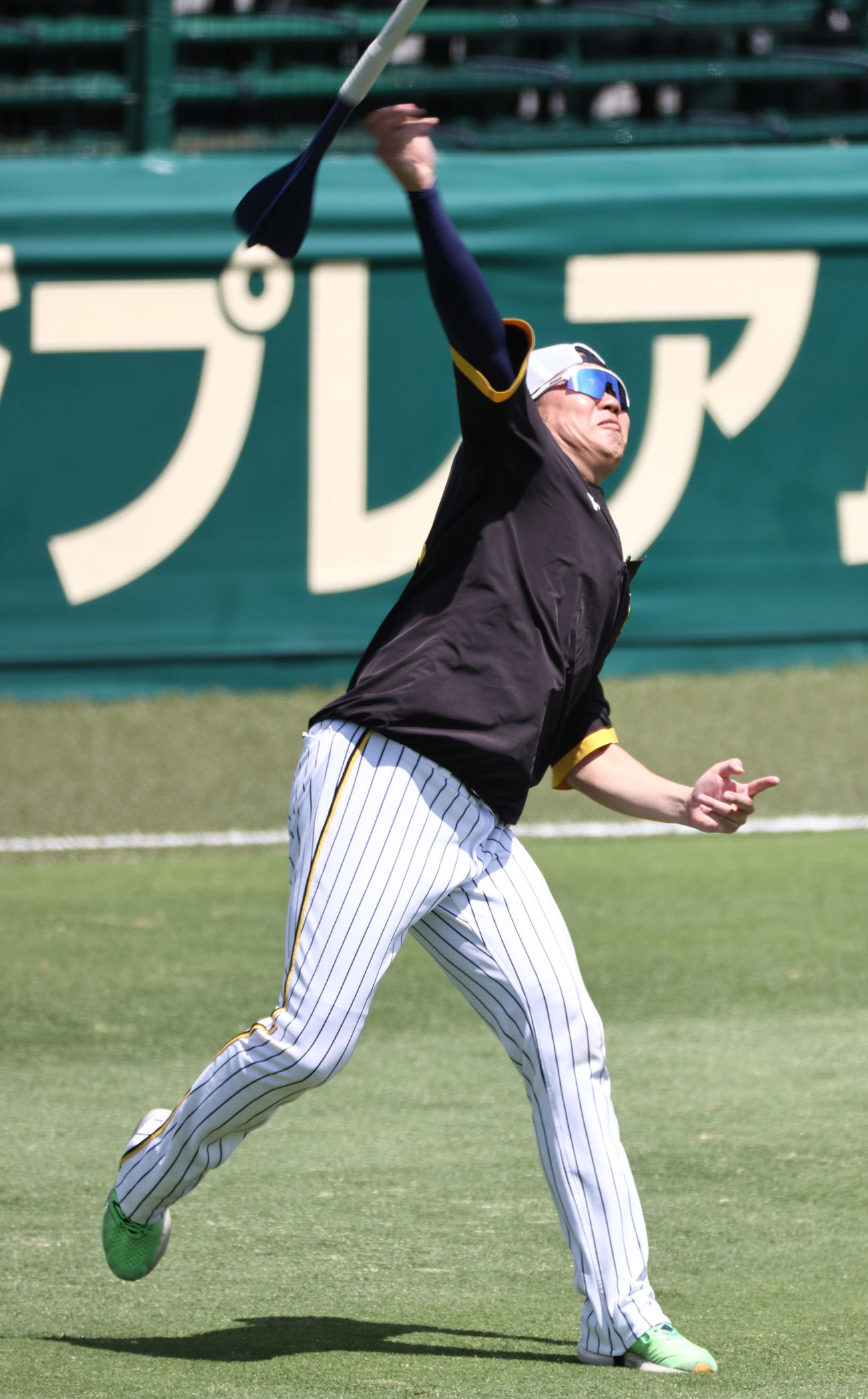 阪神西勇輝は大竹が持ち込んだやりを投げる（撮影・西尾就之）