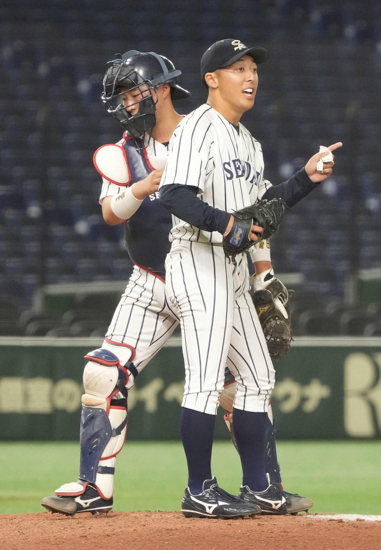 星槎道都大対仙台大　5回表星槎道都大2死二塁、仙台大先発の渡辺は井尻（左）の激励を受ける（撮影・小沢裕）