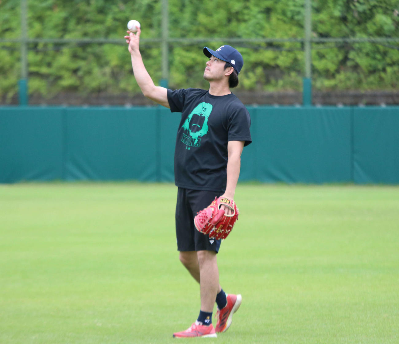 キャッチボールをして調整する西武今井（撮影・山崎純一）