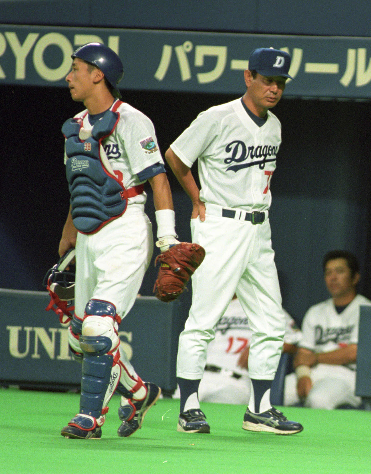 ベンチ前で星野仙一監督と話す中日の捕手・矢野輝弘（1997年7月撮影）