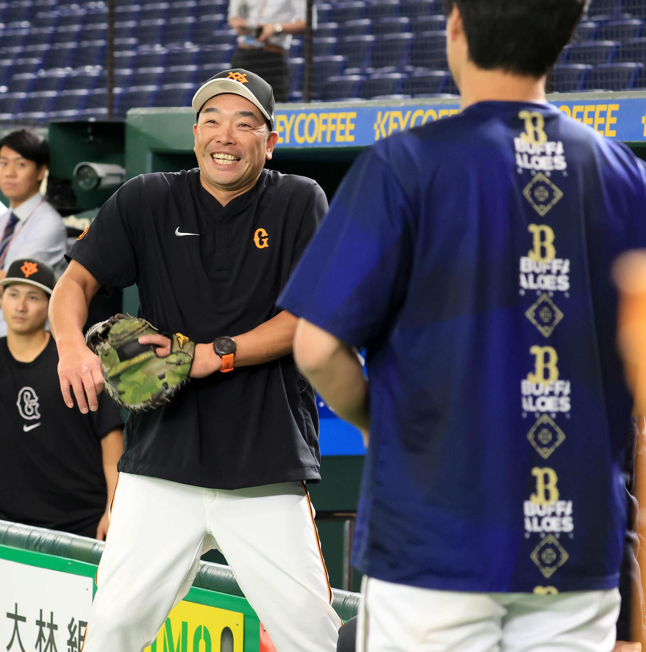 試合前練習中、オリックス広岡（右）と談笑する巨人阿部慎之助監督（2024年6月9日撮影）