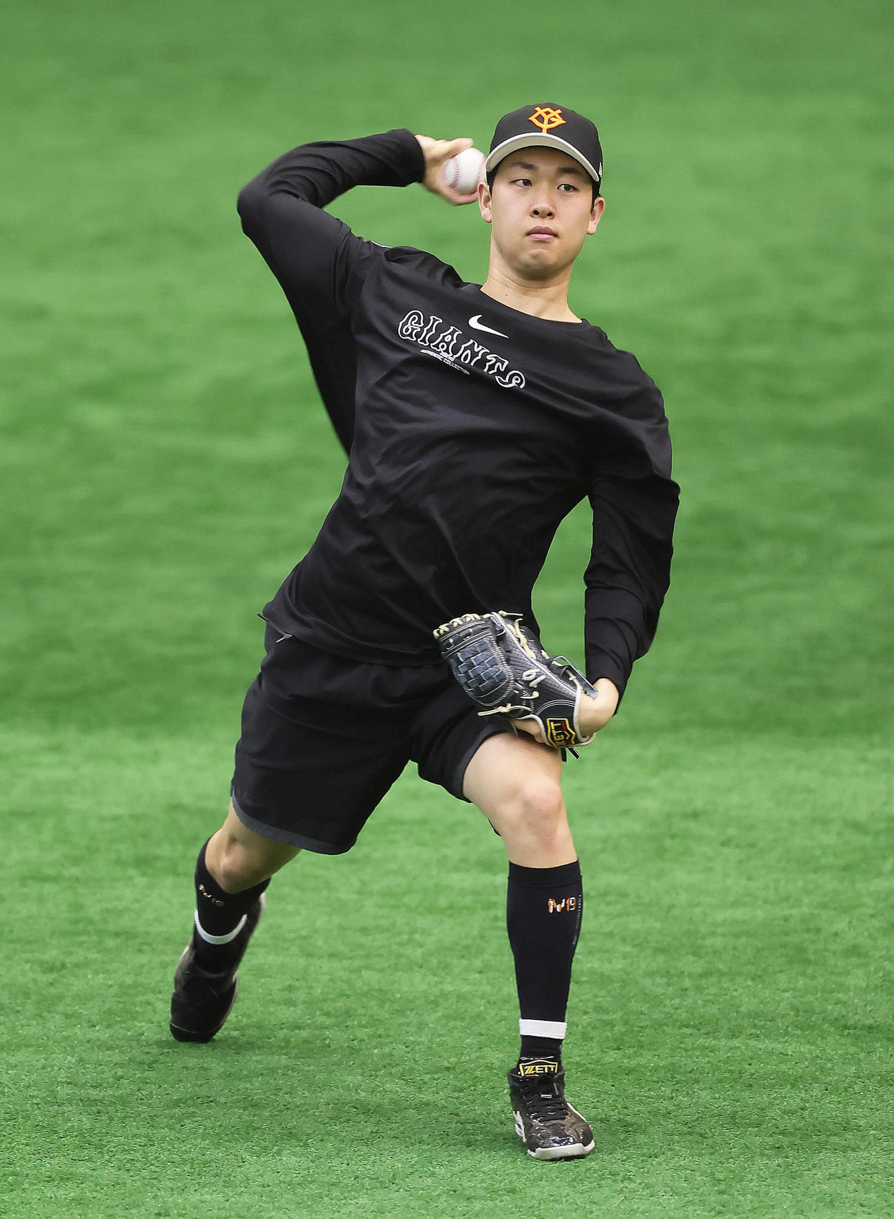 キャッチボールで調整する巨人山崎伊（2024年5月13日撮影）