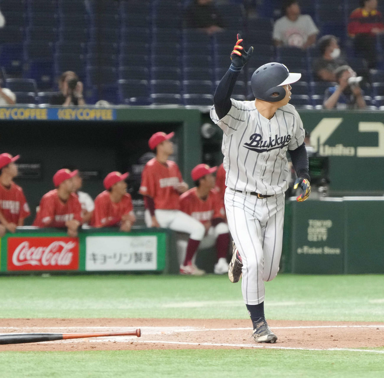 四国学院大対佛教大　3回裏佛教大1死三塁、岡野は左越えに2点本塁打を放つ（撮影・小沢裕）