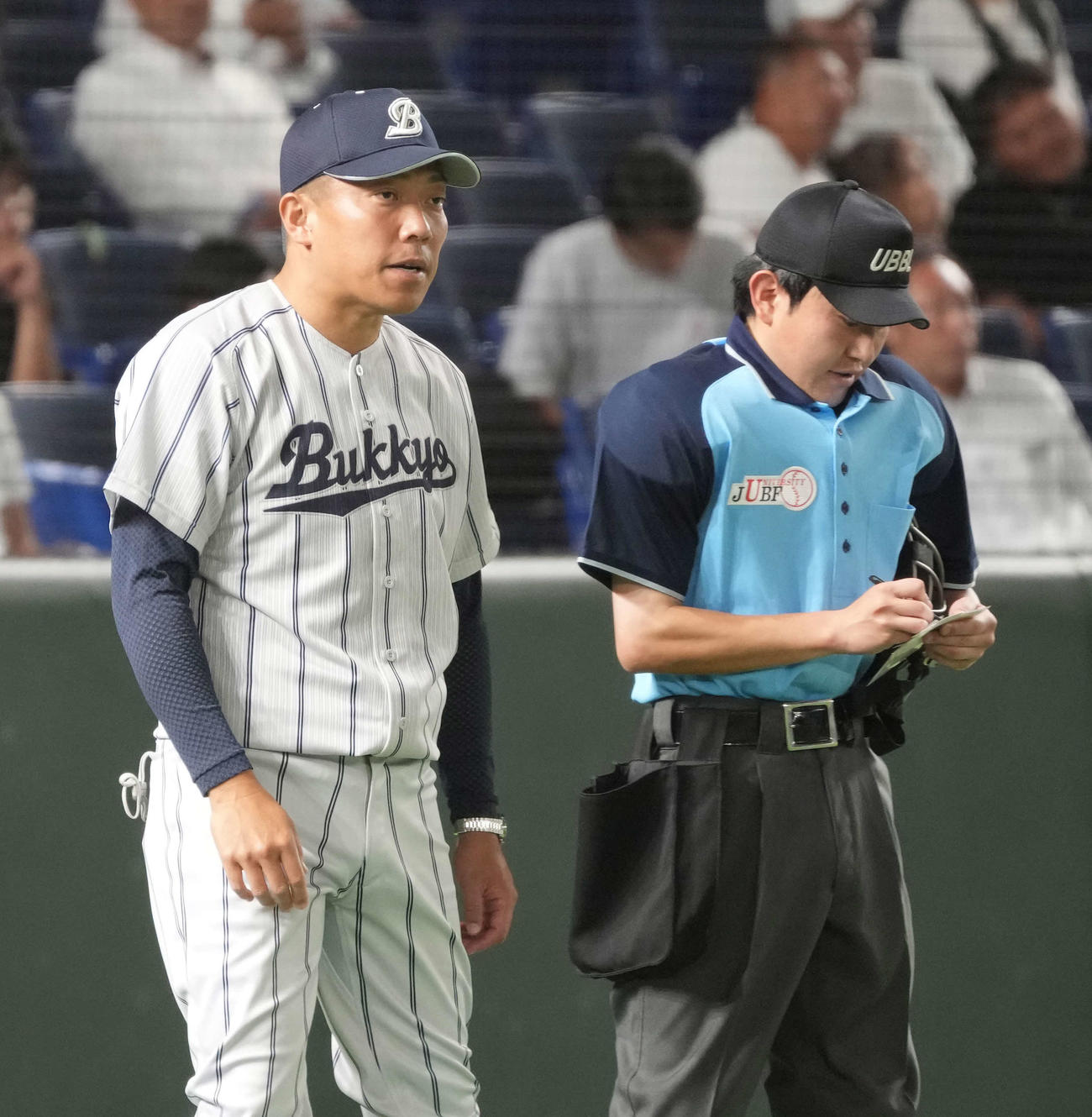 四国学院大対佛教大　選手交代を告げる佛教大・国友監督（撮影・小沢裕）