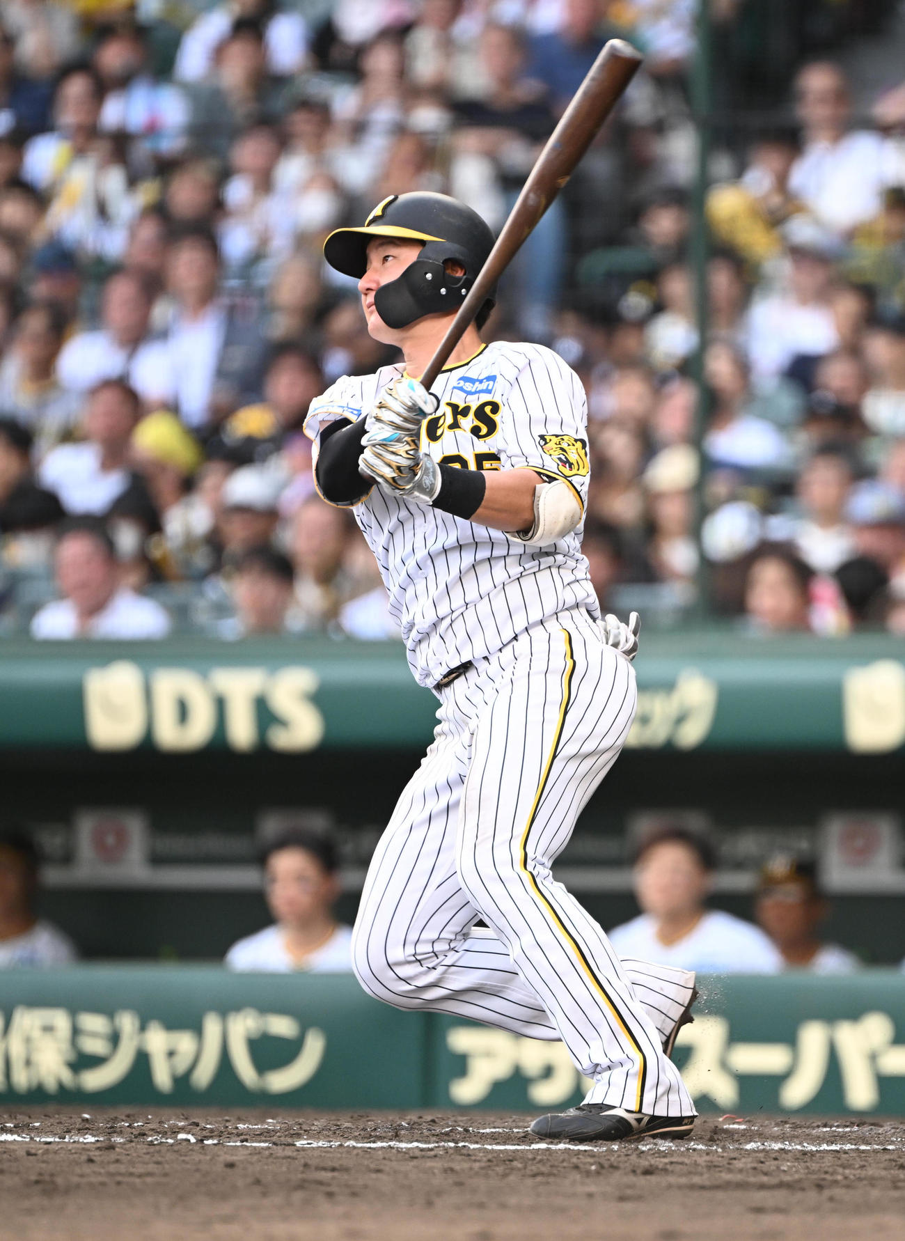 8日西武戦で左中間に二塁打を放つ渡辺