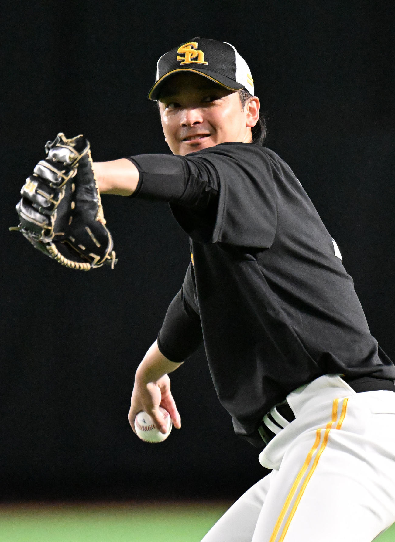 キャッチボールで調整する東浜（撮影・林敢治）