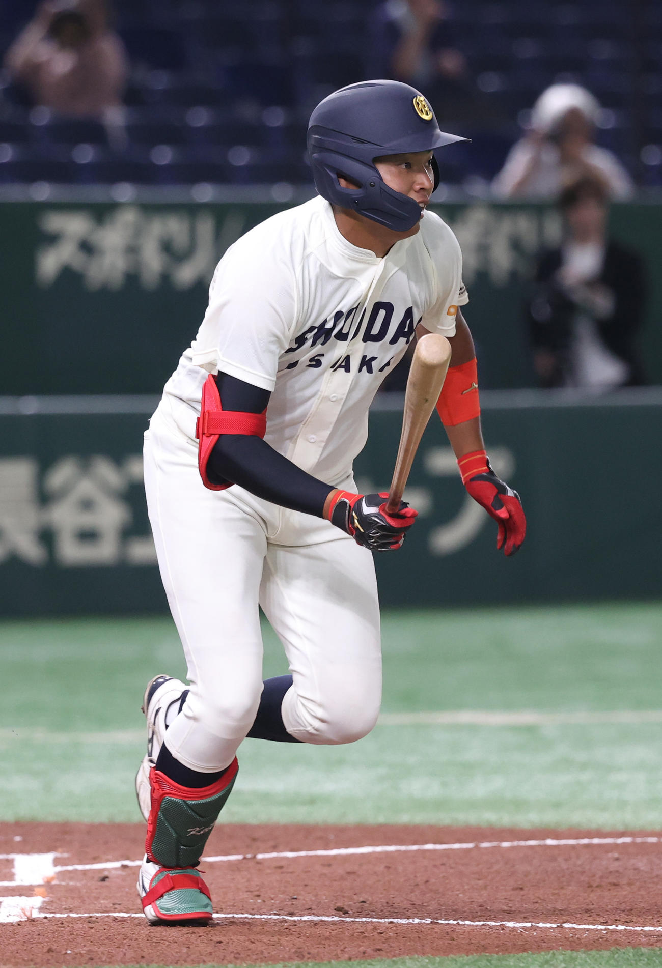 中央学院大対大商大　1回裏大商大2死一、二塁、真鍋は右前に適時打を放つ（撮影・柴田隆二）